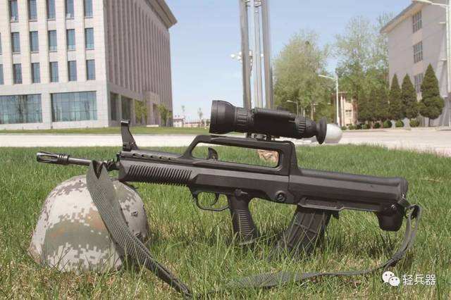 加装微光瞄准镜的95-1式自动步枪