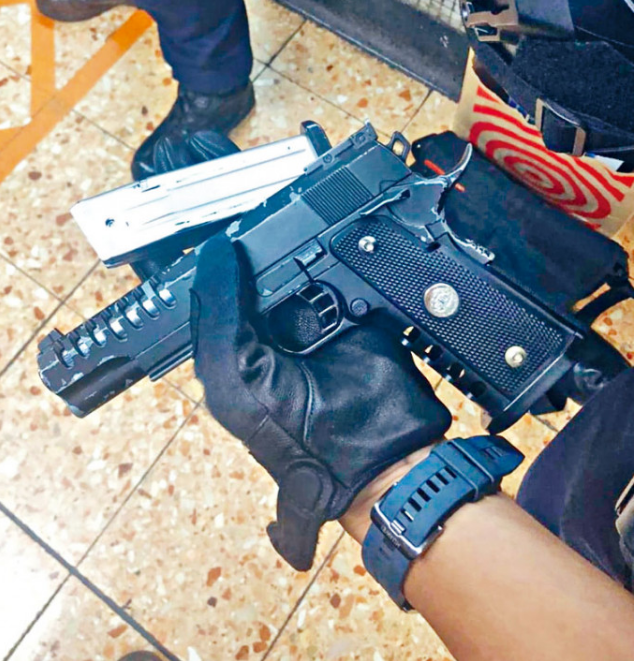 有人携仿制枪到旺角香港警方闹市持武器绝不容忍