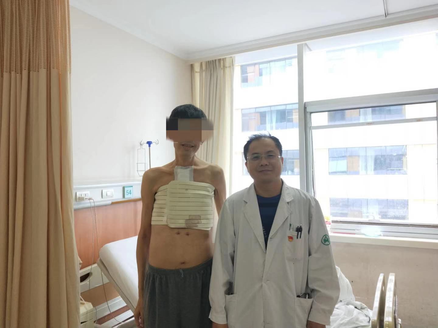 山东大学齐鲁医院心外科成功实施同期腹主动脉瘤腔内隔绝术和二次开胸