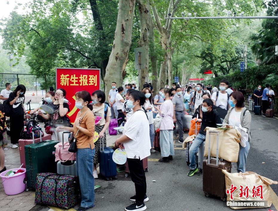 武汉大学今年招收本科新生7242名.图为新生在家人的陪同下报到.