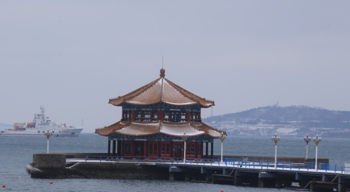 探入青岛湾深处的栈桥记录着青岛湾中每一次的潮涨潮落 赏前海美景