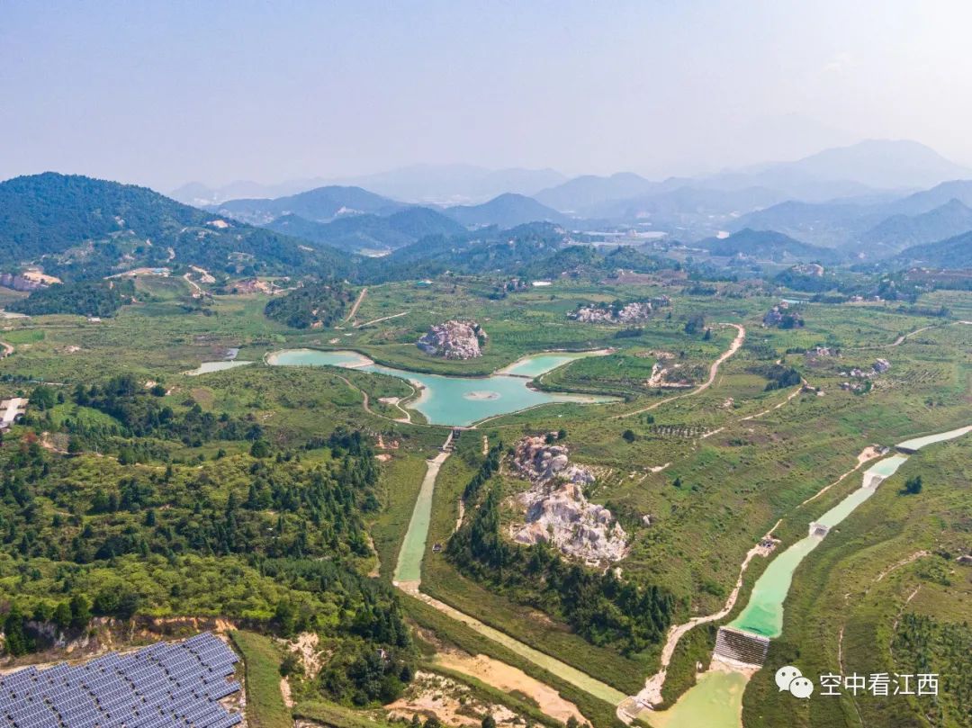 航拍江西寻乌柯树塘:昔日废弃矿山 今日绿水青山