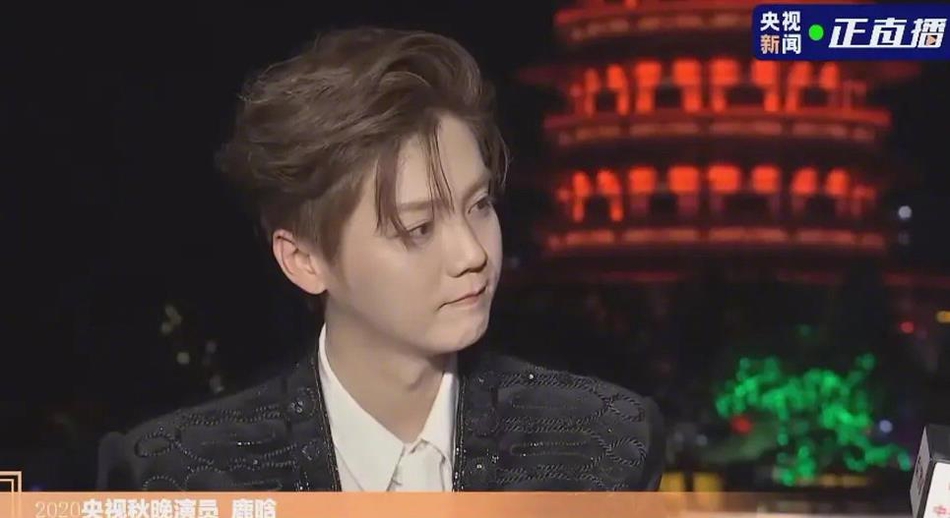 央视镜头下的鹿晗背头look似重返十八岁