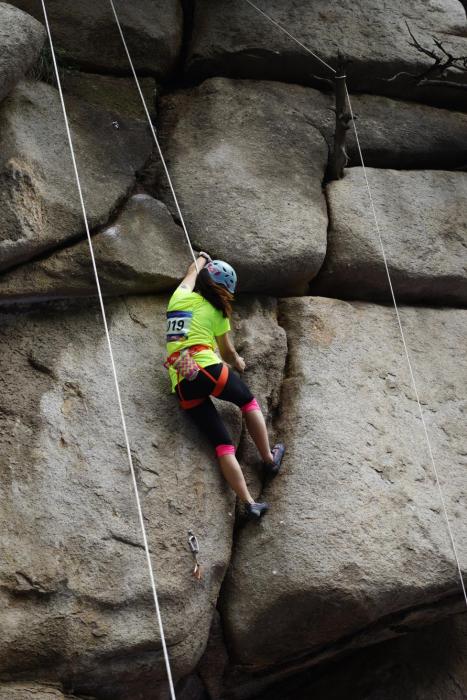 |华山自然岩壁攀登公开赛：高手挑战“岩壁马拉松”