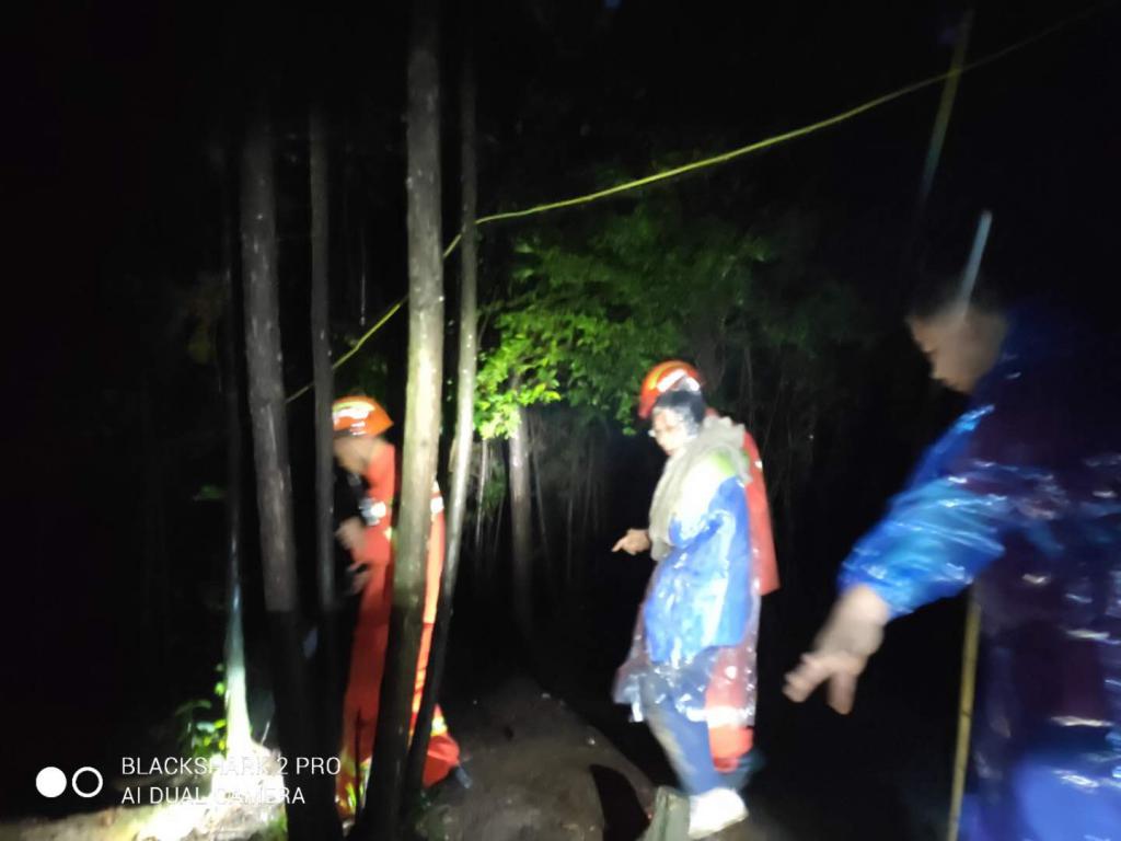 景区 雨天 山路 广东 高椅岭 湖南 夫妻 游客|雨天徒步爬山 广东夫妻在湖南一景区摔倒受伤被困山上