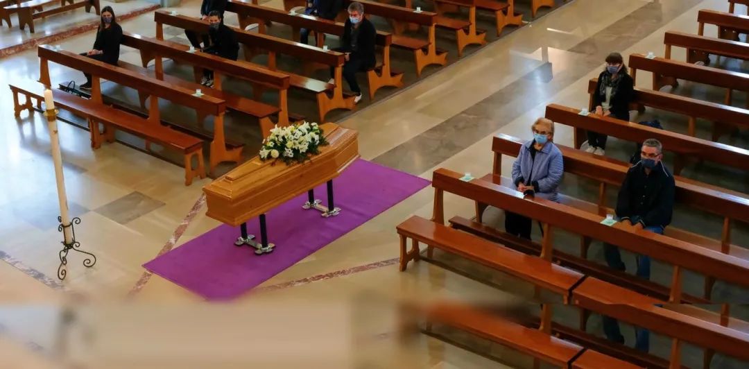 没有人应该孤独地死去但疫情期间有许多这样的悲剧