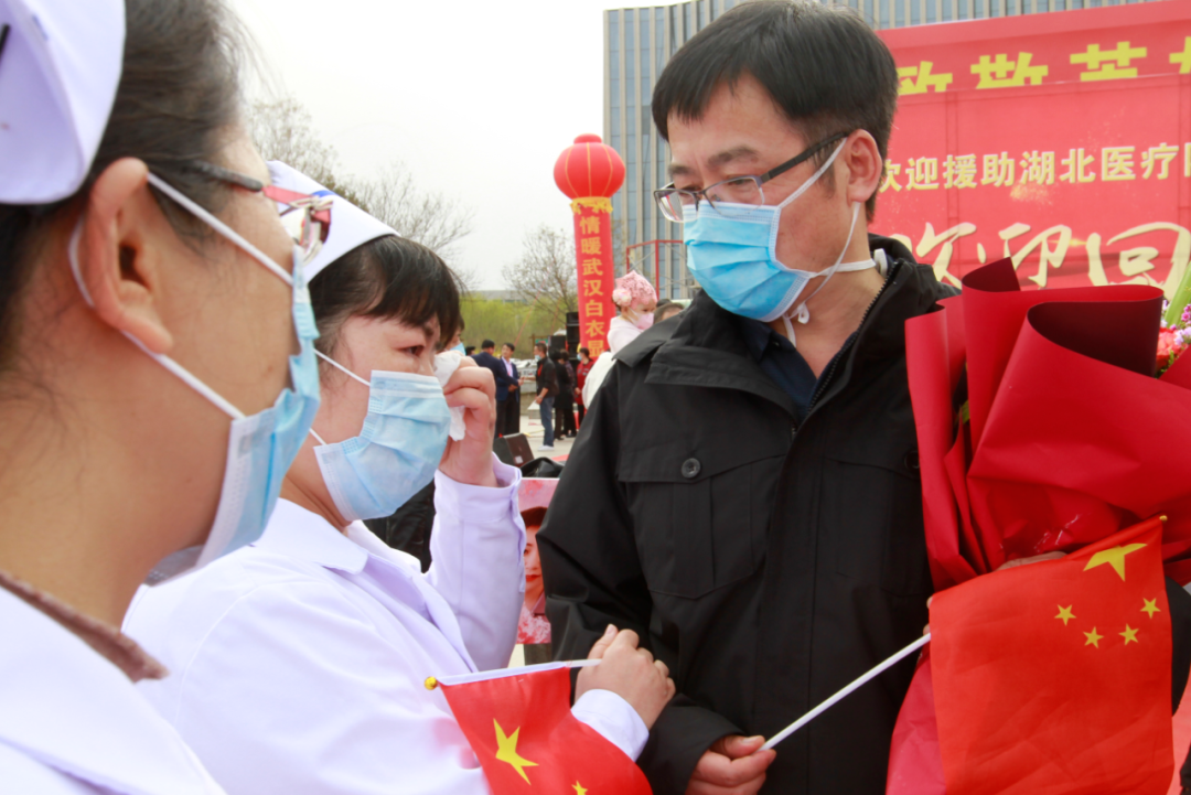 资讯 金昌 正文为了把每位队友都平安带回家,平素沉默寡言的他硬是把