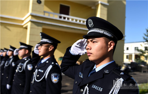 民警们面向国旗敬礼 张喆 摄