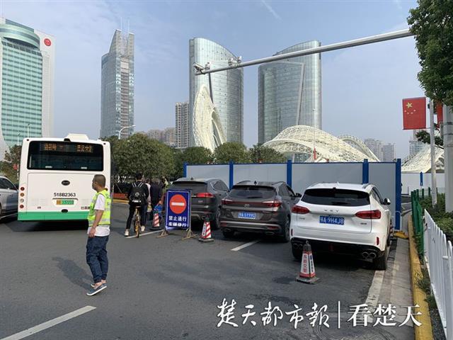 紧急提醒光谷转盘附近路面出现塌陷民族大道临时交通管制