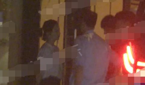 佟丽娅深夜与热情男子贴耳说话 被牵手腕甩手忙避嫌