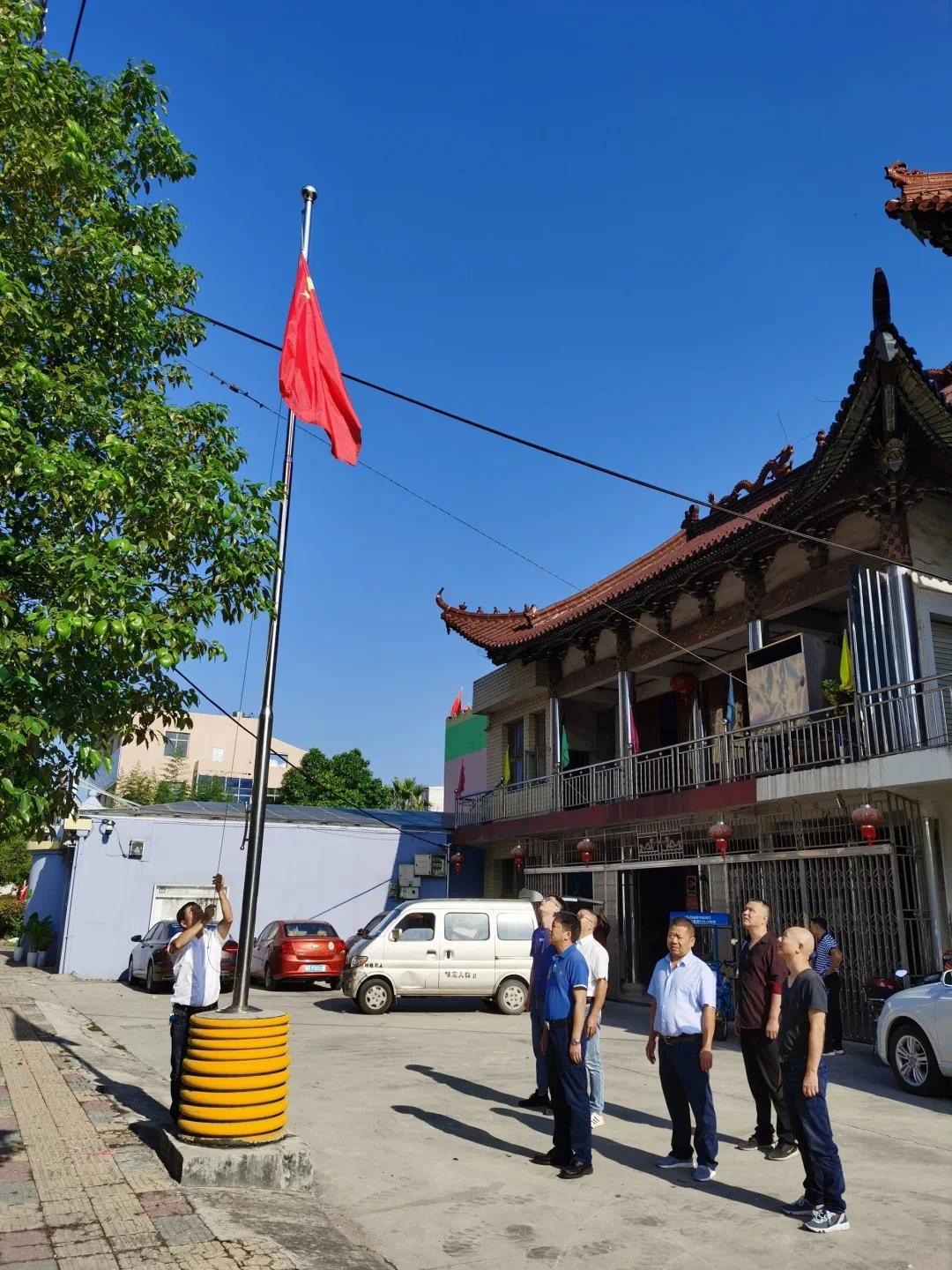 10月1日,仙降街道在项岙村文化礼堂用喧天锣鼓和欢快的广场舞庆祝