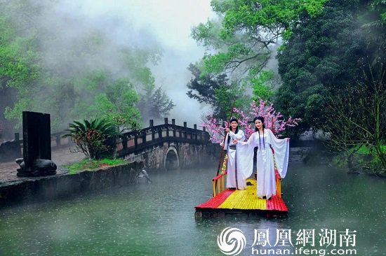 桃花源 烟雨 桃花源记 人间仙境 仙境 江南 游客 秦溪 实景 桃林|烟雨桃花源，仙境在人间