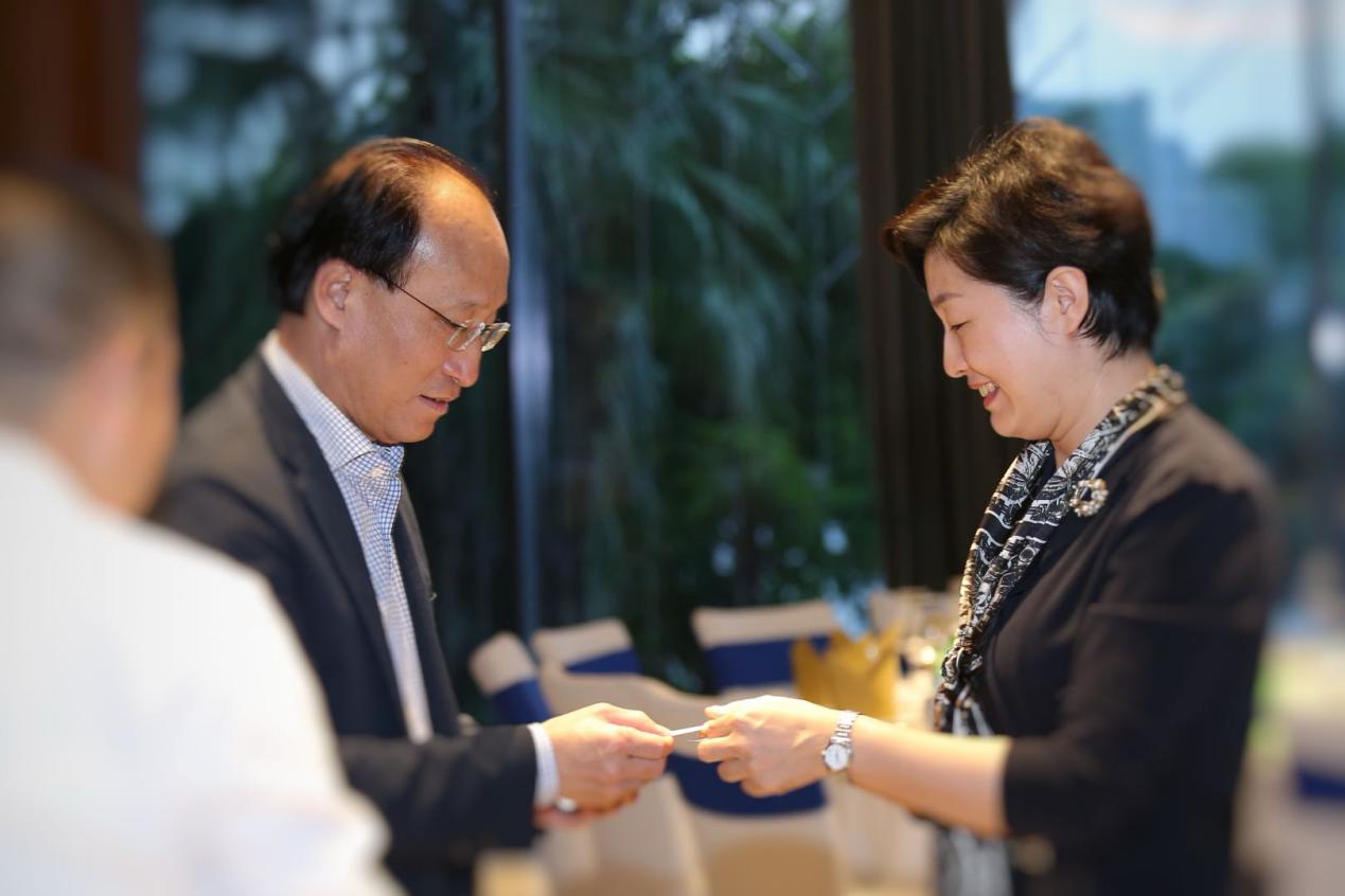 县委书记孙丽娜,县委副书记,县政府代县长付顺义向协会和企业家全面