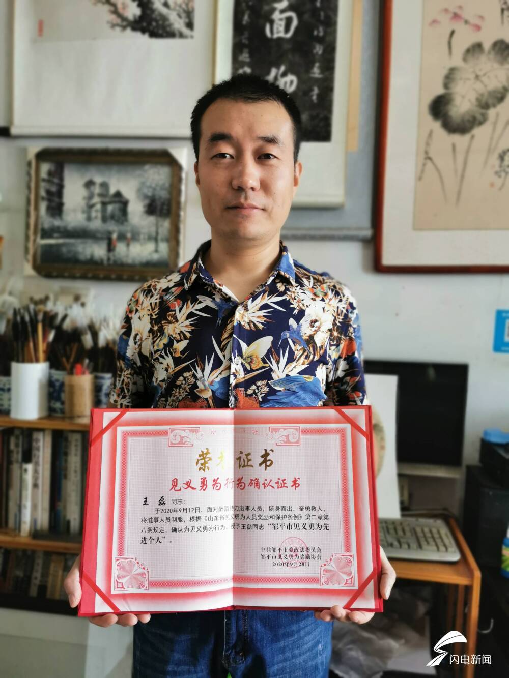 |男子追砍女孩 山东退役军人挺身而出(图)