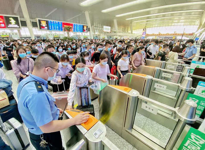 长三角铁路迎返程客流 上海3车站候车室通宵开放