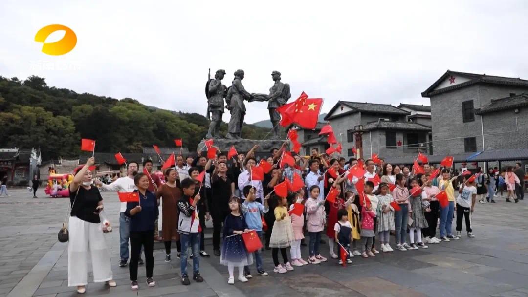 我的祖国 歌声 祖国 梅溪湖 湖南 山河智能 岳麓书院 郴州 长沙 毛泽东|国庆期间 湖南各地快闪唱响《我的祖国》