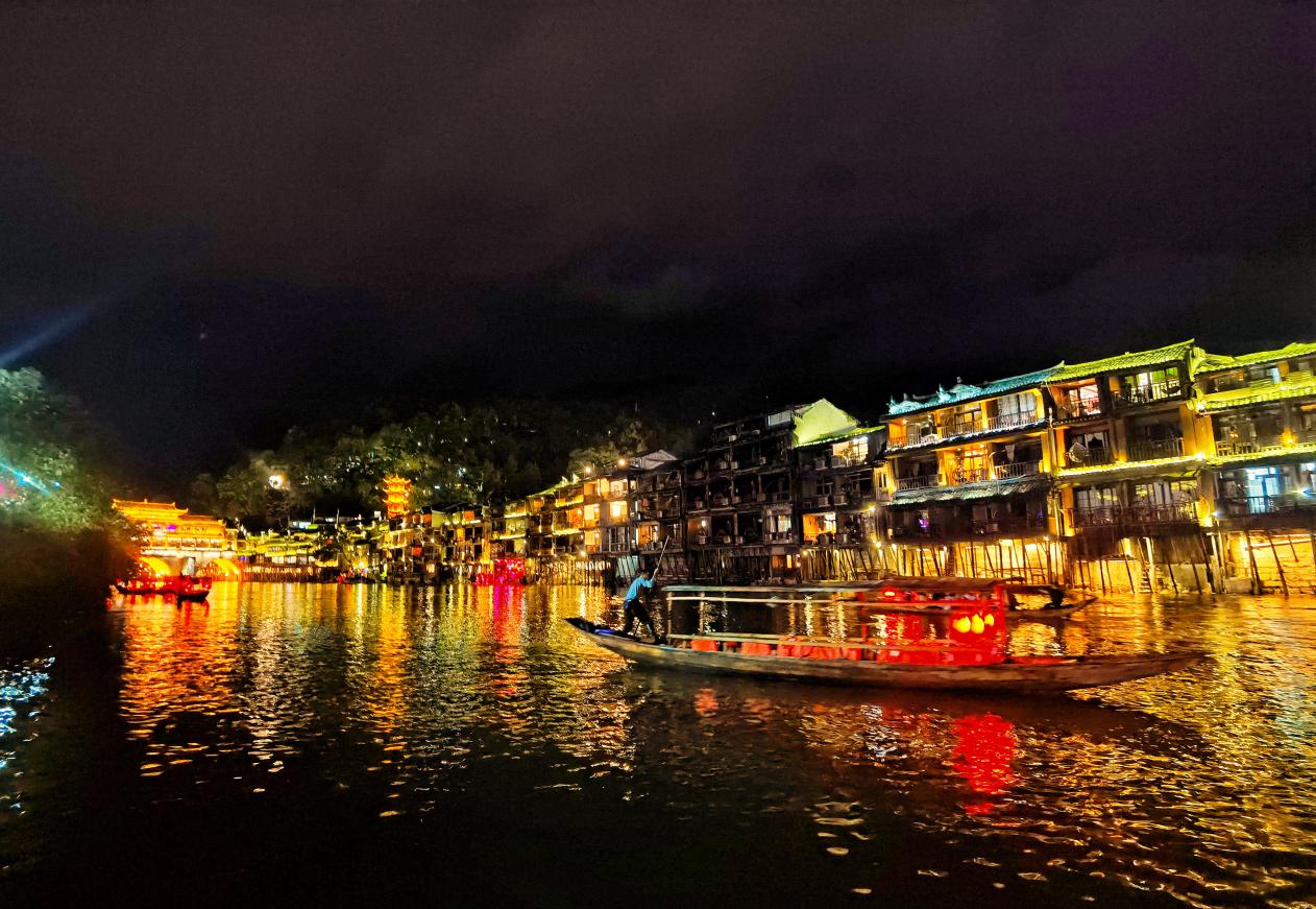 国庆节凤凰古城璀璨夜景美不胜收 凤凰网湖南_凤凰网