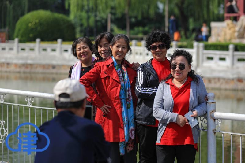 街拍天津黄金周人民公园迎国庆老少同游天伦乐