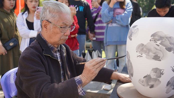 景德镇陶瓷大学举行110周年校庆陶瓷艺术作品集体创作活动