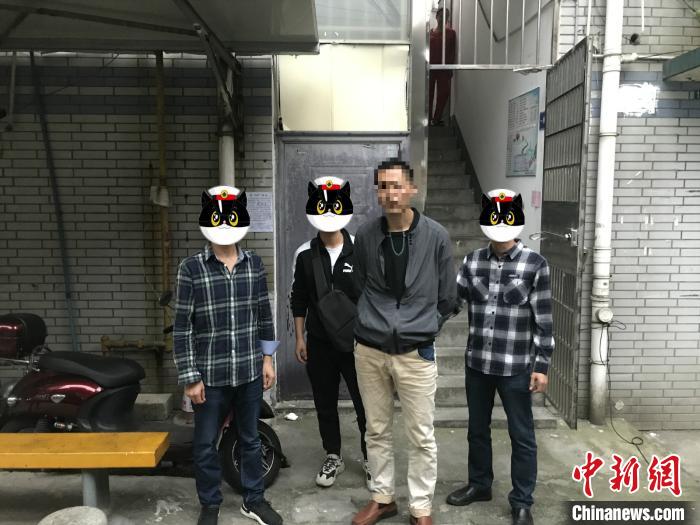 图为犯罪嫌疑人犯张某(右二)被柳州市柳江区民警抓捕归案 董柳华 摄