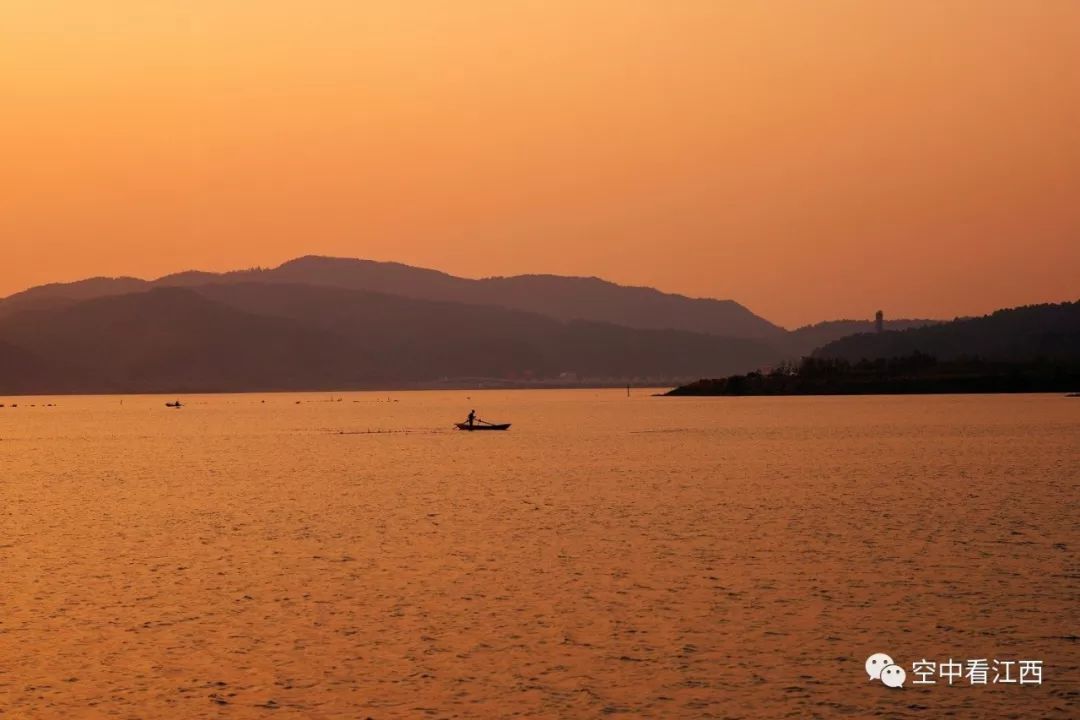 航拍江西瑞昌赤湖满夕阳山水恋黄昏