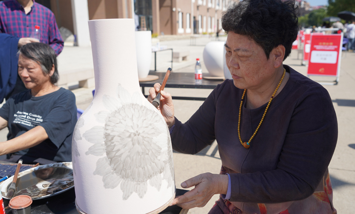 景德镇陶瓷大学举行110周年校庆陶瓷艺术作品集体创作活动