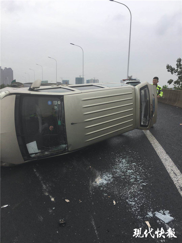 10月15日,南京交警高速十二大队民警巡逻到s68溧芜高速高淳收费站匝道