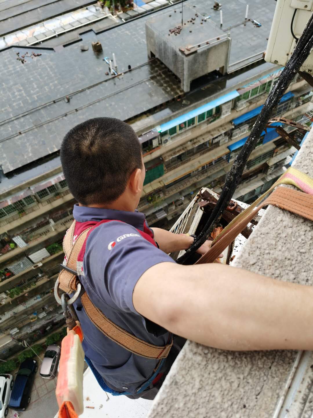台风 师傅 王春雷 吴昌宁 海口 用户 拆机 空调|台风天赴一个约定:只为大众安全
