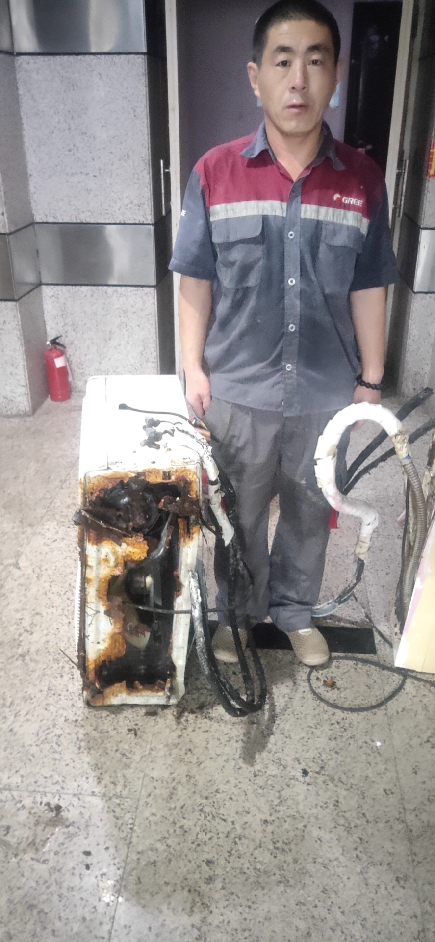 台风 师傅 王春雷 吴昌宁 海口 用户 拆机 空调|台风天赴一个约定:只为大众安全
