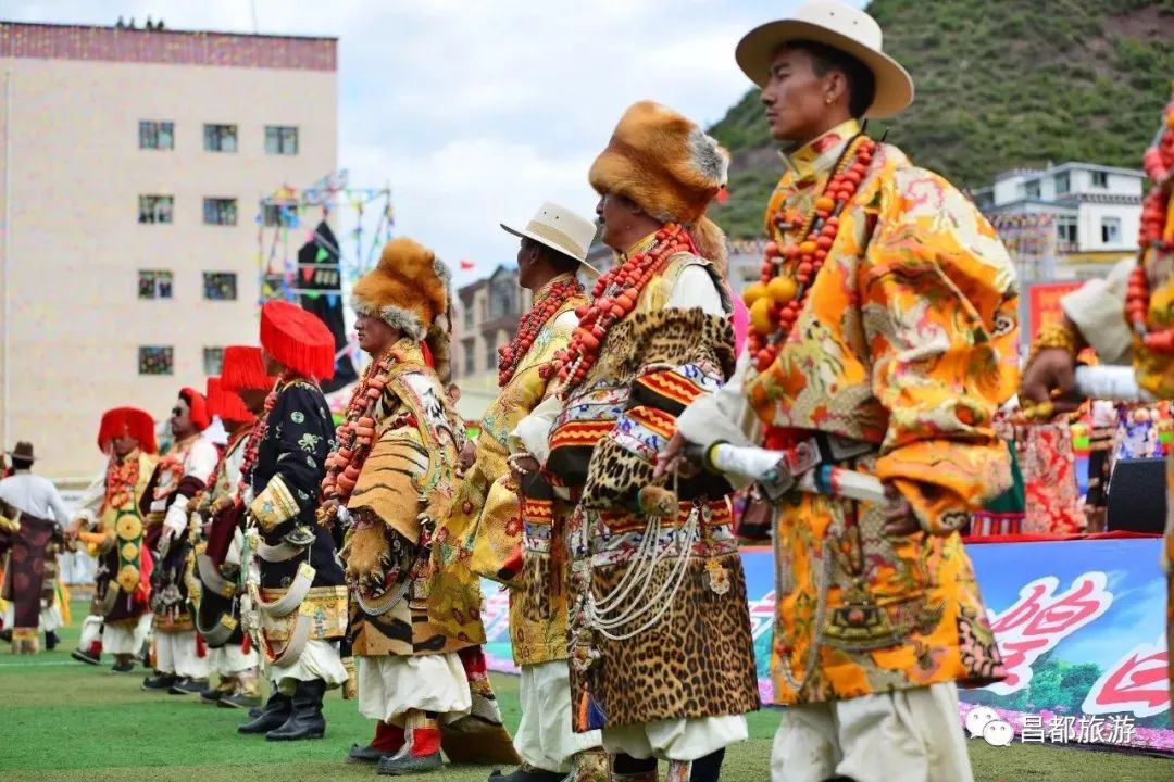 昌都康巴服饰既具有藏民族的共性特征,又别具地方个性.图/昌都旅游