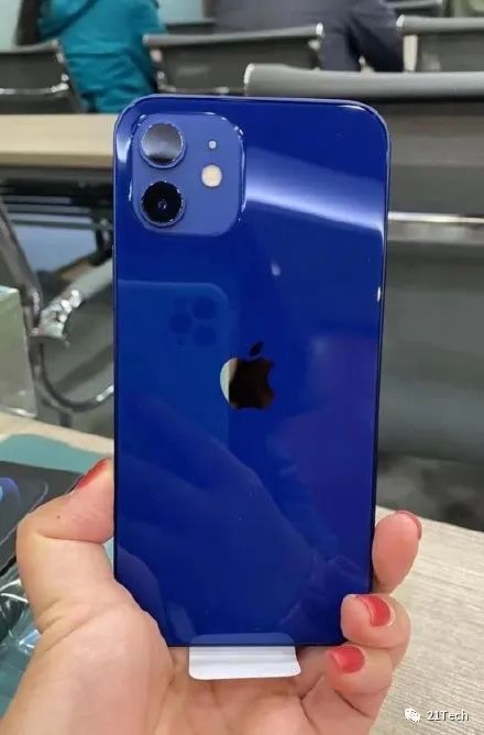 iPhone 12蓝色“翻车”？颜色太丑，网友吵着要退货