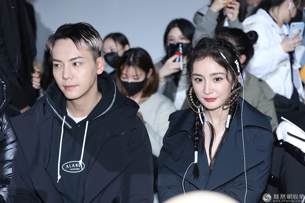 帅哥美女同框杨幂编发玩转街头风陈伟霆中分潮酷有型