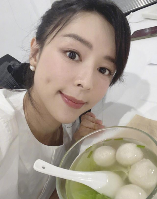 40岁张静初逆天娇颜,话剧舞台惊艳亮相!私下素颜少女