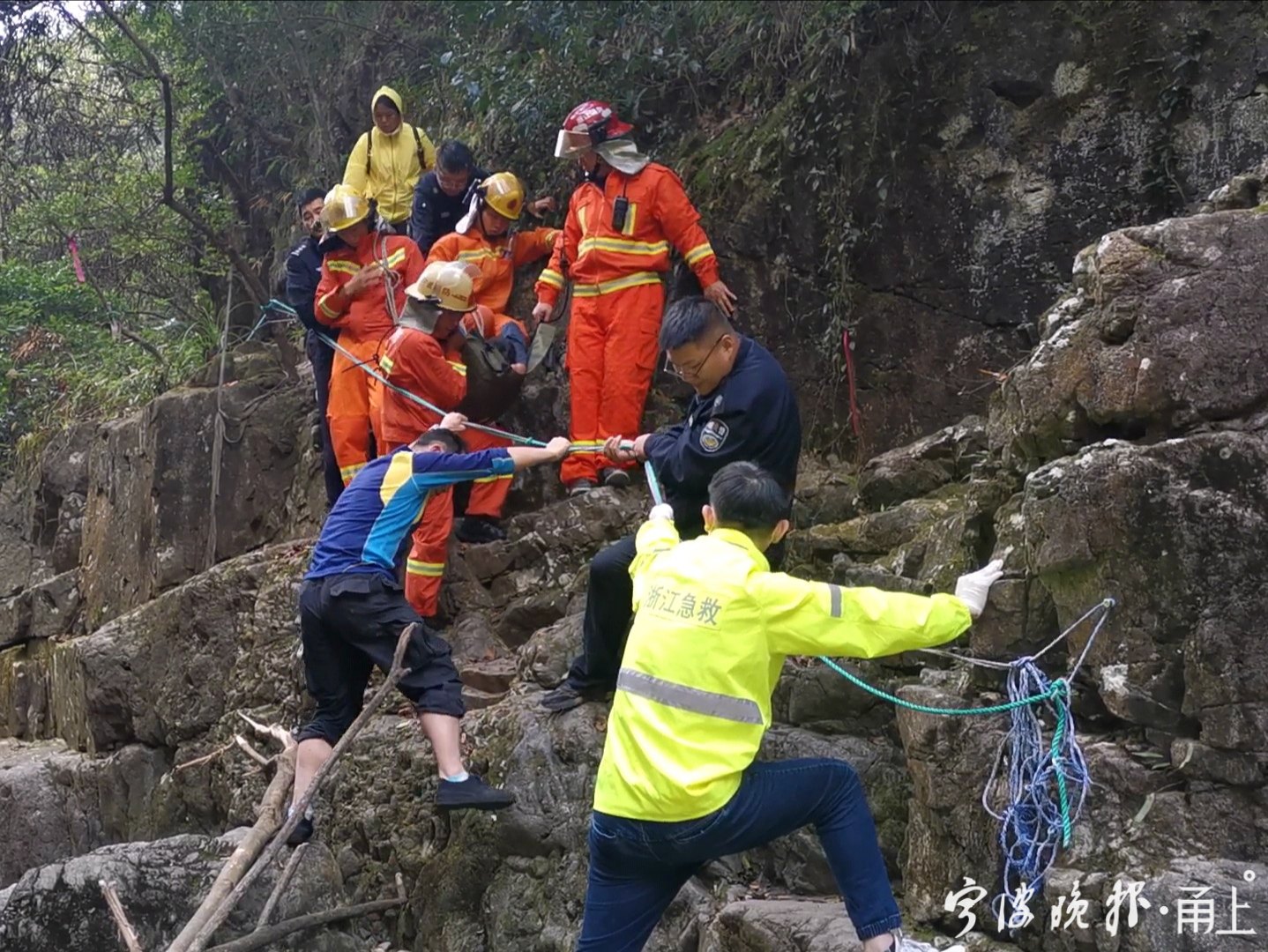 五旬驴友古道里被马蜂蜇伤,这场救援步步惊心!