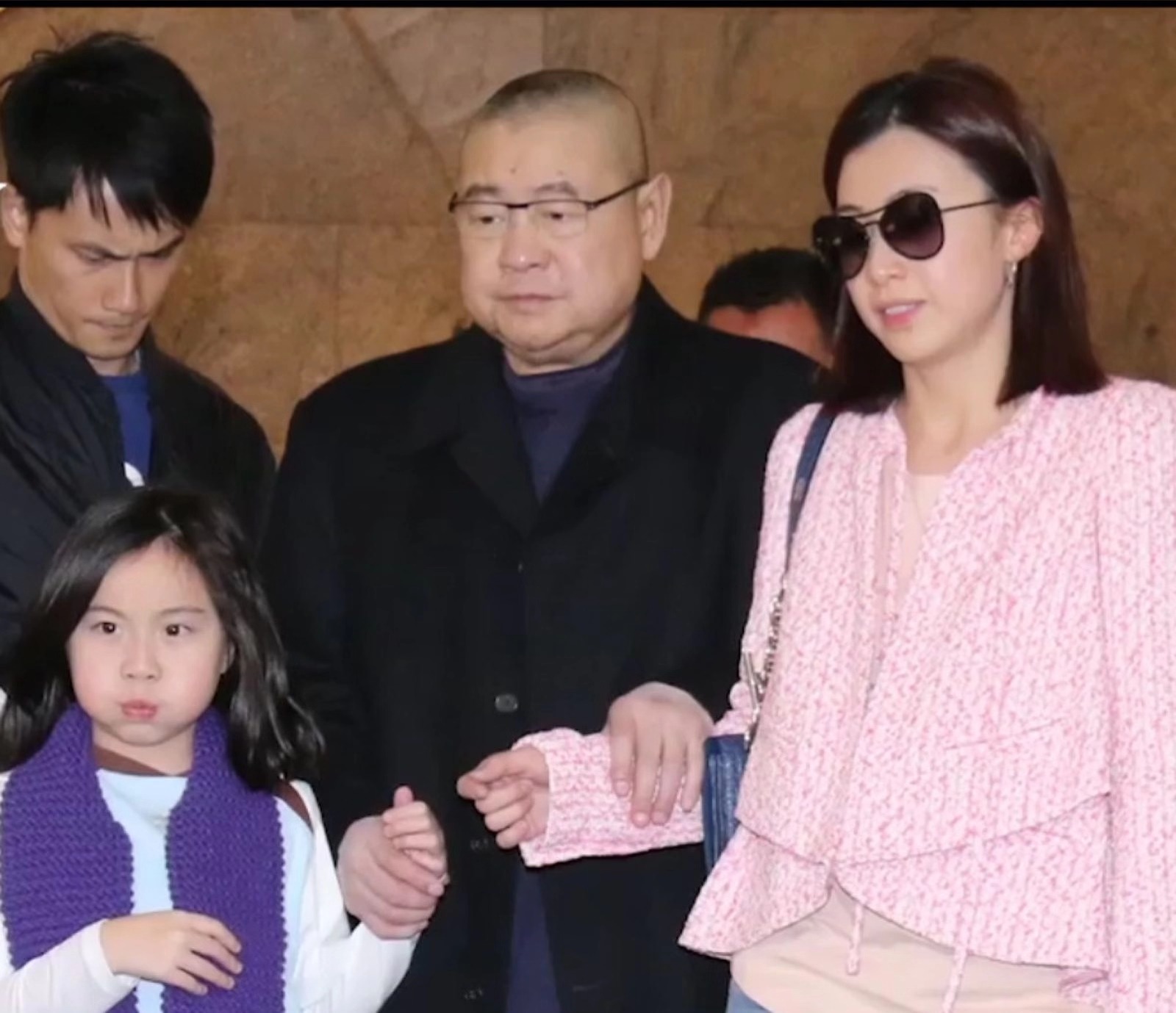 甘比罕秀三子女!长相深得刘銮雄真传,大女儿12岁身家超50亿