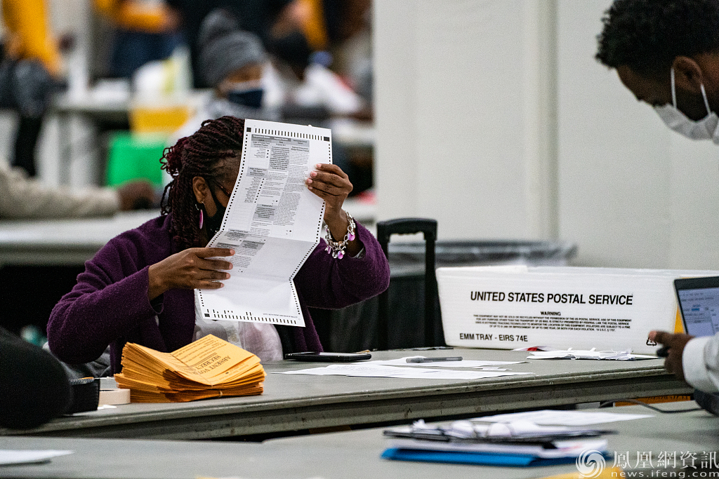 拜登赢得密歇根州 民众强闯计票中心