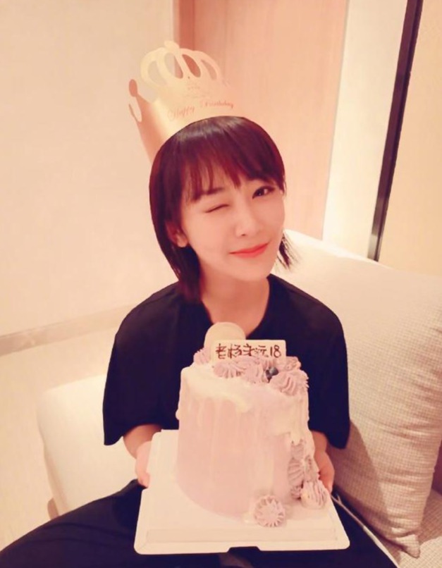 杨紫手捧蛋糕庆生刘涛李现等好友送祝福马思纯直接打钱