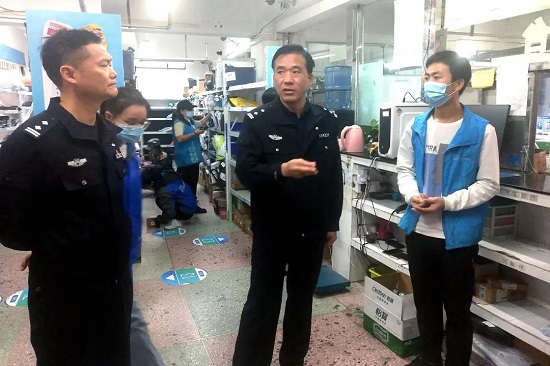 守护高校安全武陵公安开展寄递物流企业和高校安全大检查