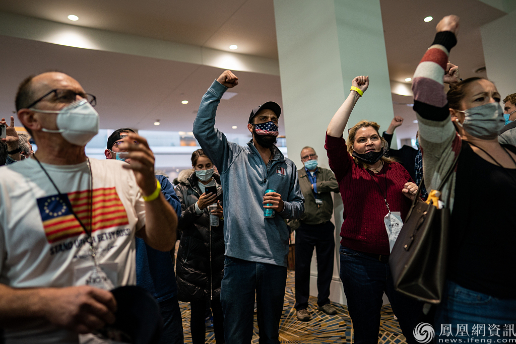 拜登赢得密歇根州 民众强闯计票中心