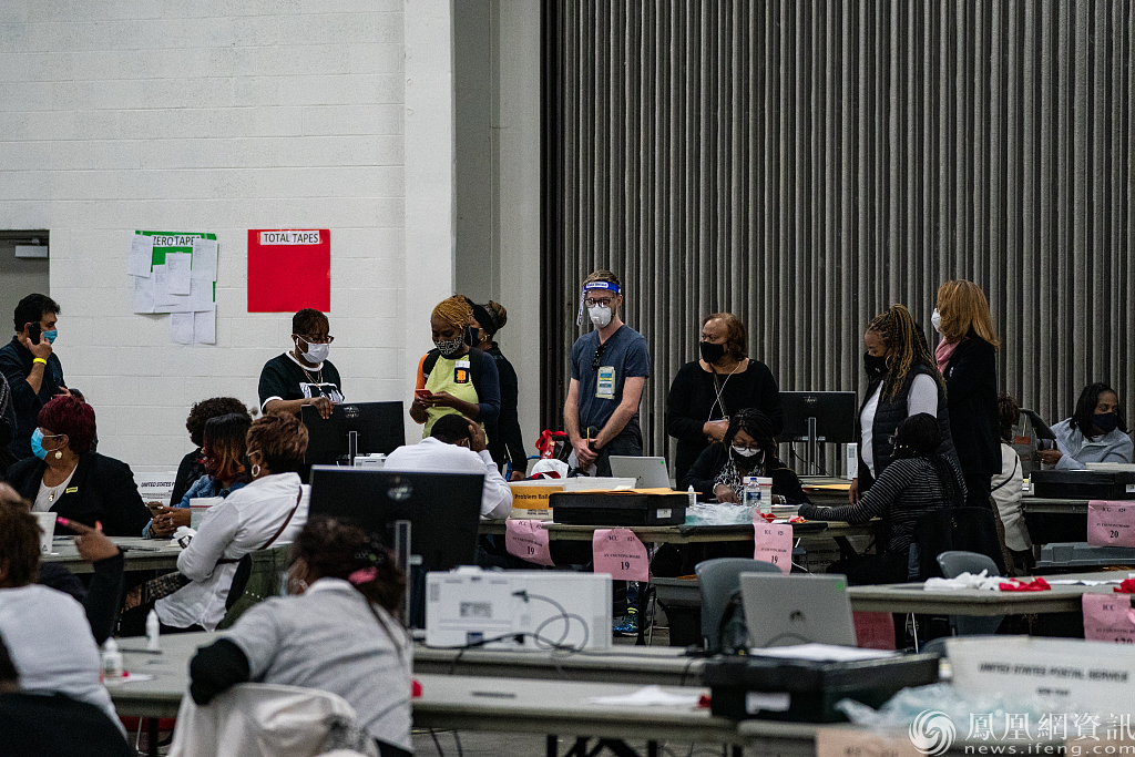 拜登赢得密歇根州 民众强闯计票中心