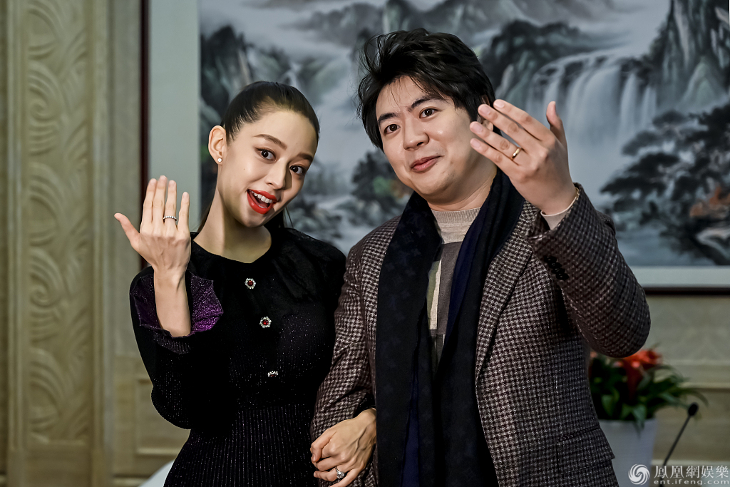 郎朗与娇妻又现四手联弹吉娜怀孕后依旧腰身纤细