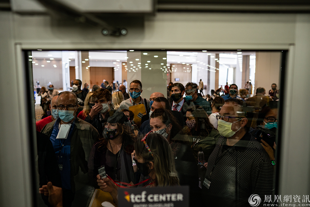 拜登赢得密歇根州 民众强闯计票中心