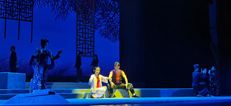 11月9日,由湖北省花鼓戏艺术研究院青年演员演出的花鼓戏《原野情仇》