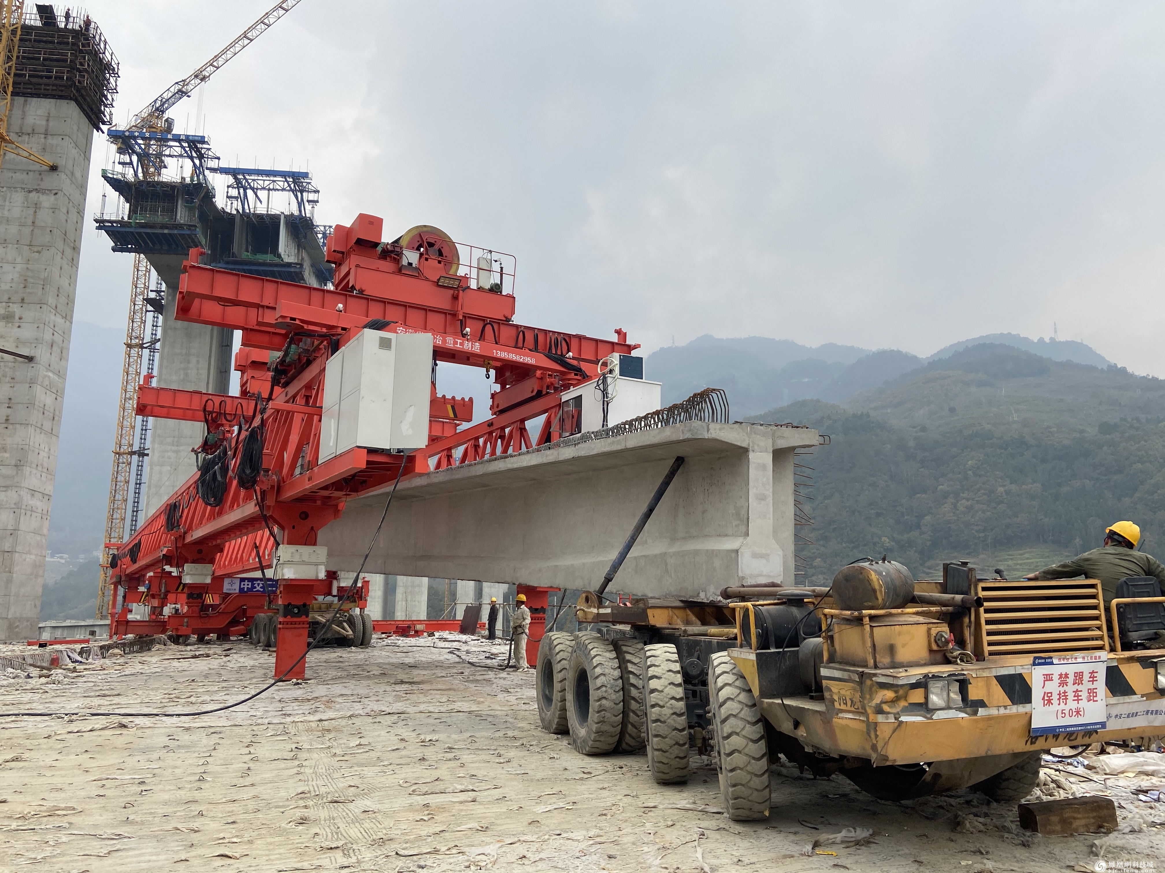 九绵高速公路平武互通立交桥首榀t梁架设成功