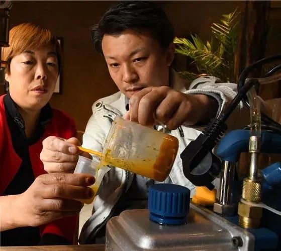 赵文瑞(右)带领村民进行制作