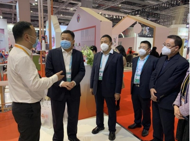 陕西中行行长刘小宇带队参观西安国际陆港电子商贸有限公司展台