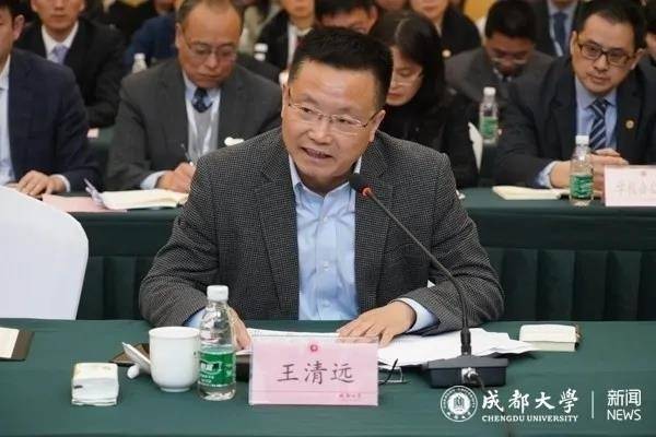 "隐身"将近一个月后,成都大学校长王清远近日频频公开