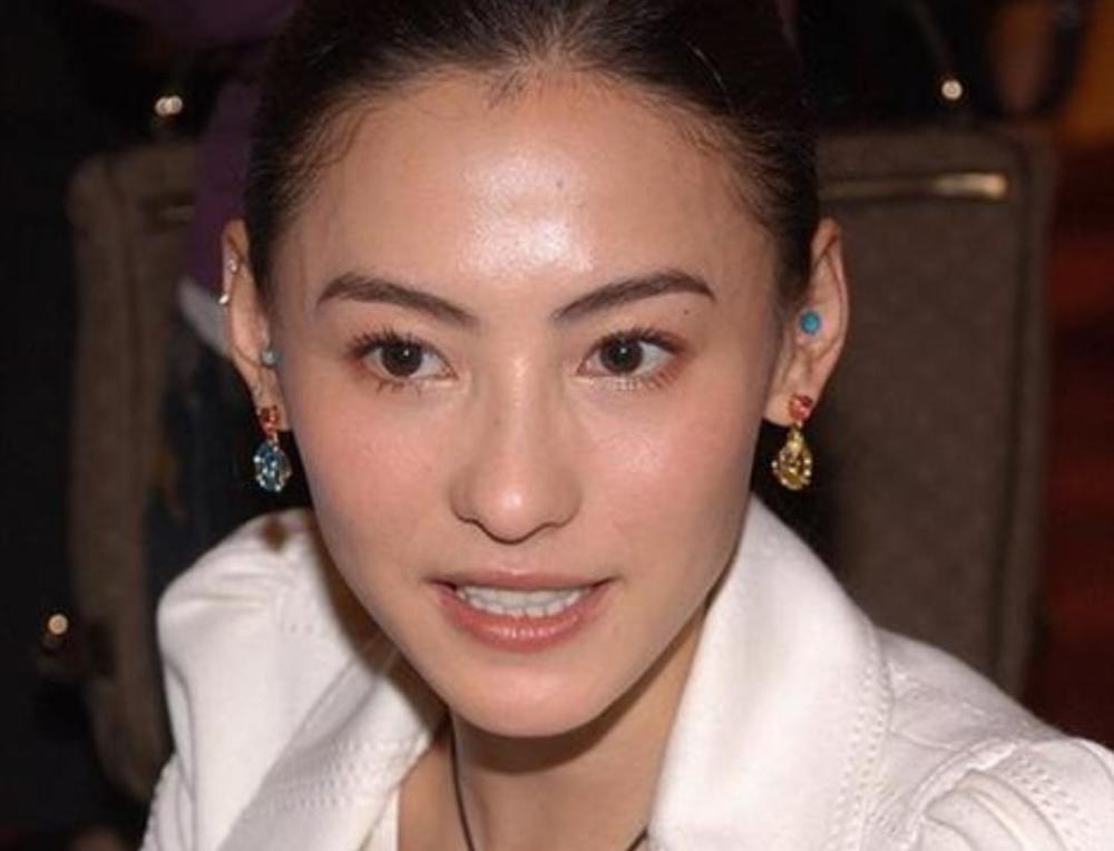 张柏芝小儿子近照曝光,年仅2岁就和蹲着的妈妈一样高