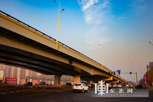 17日,长江路与香福路分离式立交桥即将通车,图为立交桥下情景.