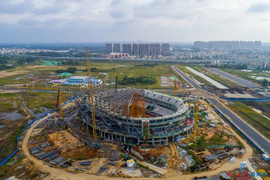 10月27日,海口五源河文体中心二期项目体育馆正进行室内初装饰,机电
